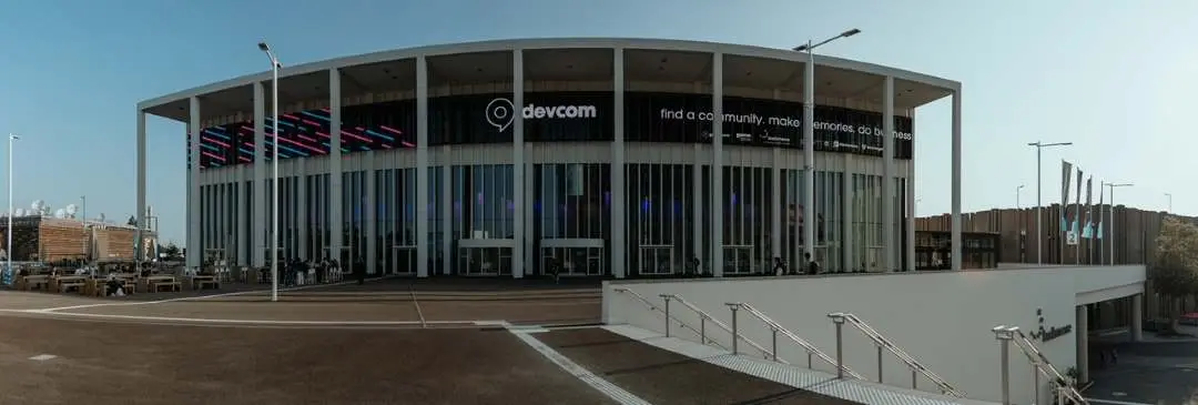 devcom Keulen Messe Köln: Terwijl Gamescom in de hallen wordt opgezet, vindt devcom 2024 plaats in het conferentiecentrum.